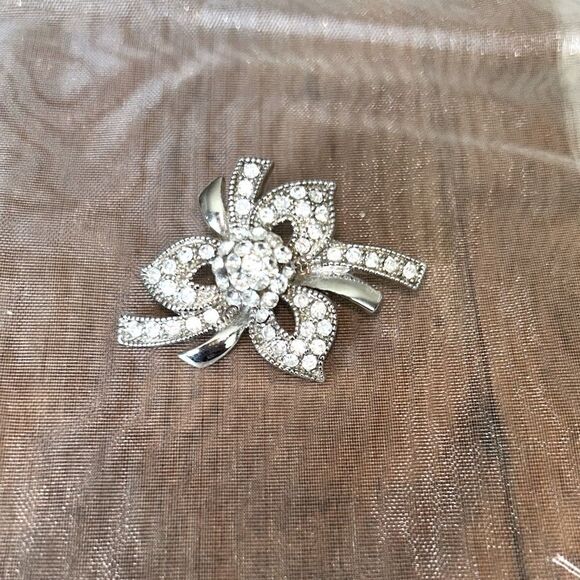 Vintage Elegant Silver Floral Crystal rhinestone  Brooch - Picture 1 of 4